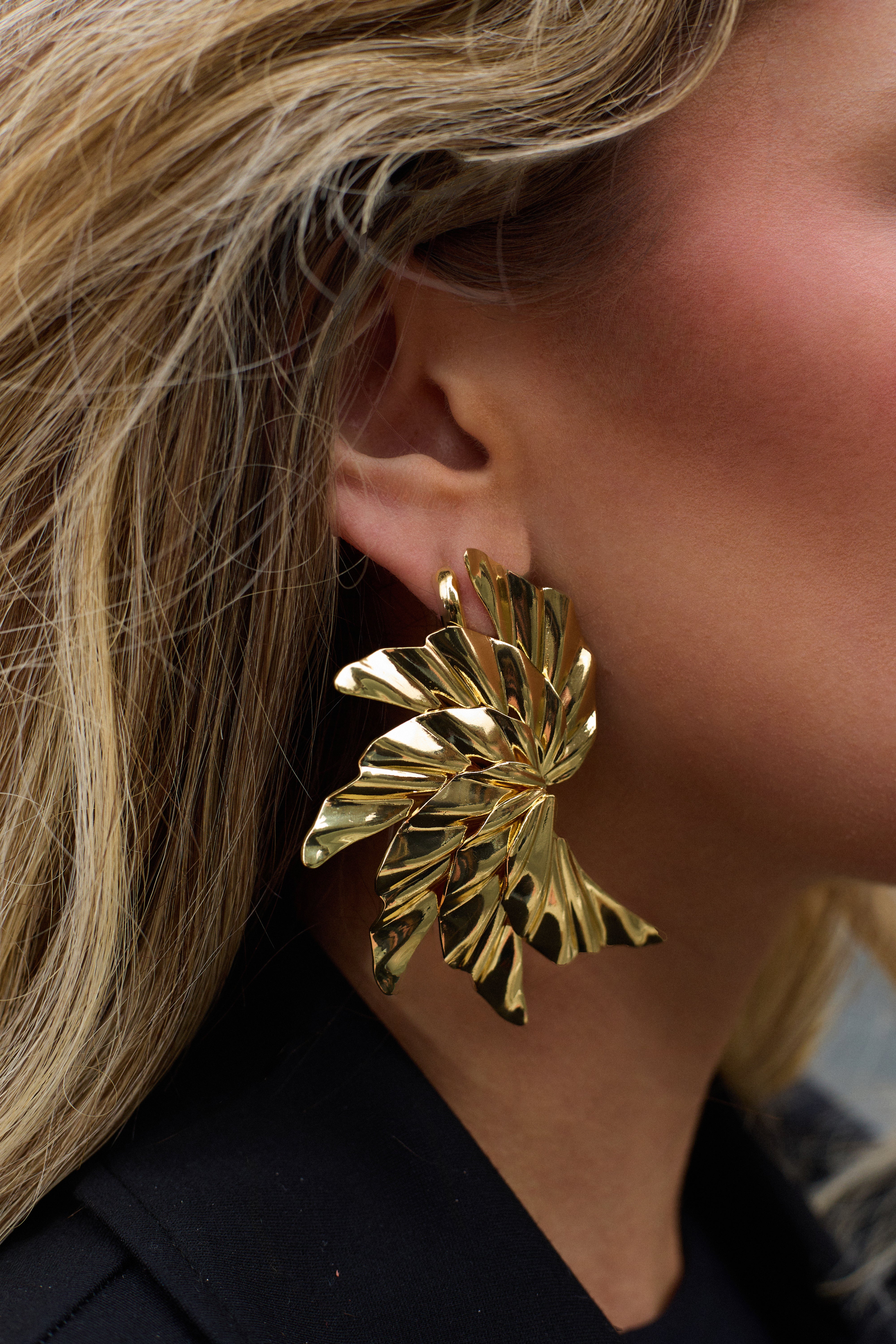 EXAGGERATED SPIRAL GOLD-PLATED LEAF