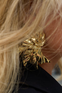 EXAGGERATED SPIRAL GOLD-PLATED LEAF
